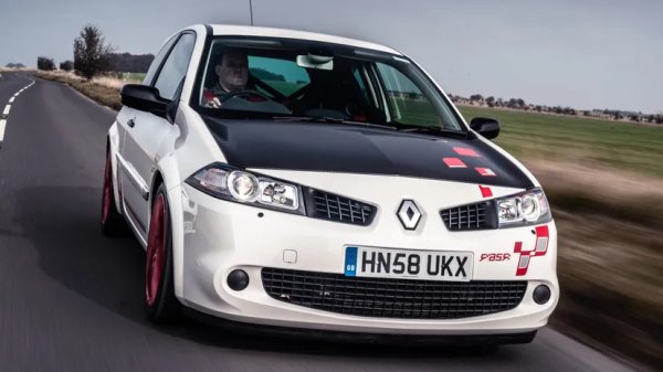 Renault Sport Megane R26.R вероятно е съвършен, въпреки че автомобилът беше пуснат на пазар, който просто не можеше да проумее защо да плаща премиум цена за хечбек с три врати, с пластмасови прозорци и яркочервена клетка за безопасност там, където би трябвало да стоят задните седалки.

Използвайки турбокомпресорна версия на двигателя F4R от куп емблематични модели Clio, 230-те к.с. и 310 Нм на двигателя F4RT на Megane изстрелват неговите оскъдни 1,2 тона до време от 8 мин и 17 сек на Северна дъга на &bdquo;Нюрбургринг&ldquo; &ndash; по-бързо от съвременен Aston Martin Vanquish.
